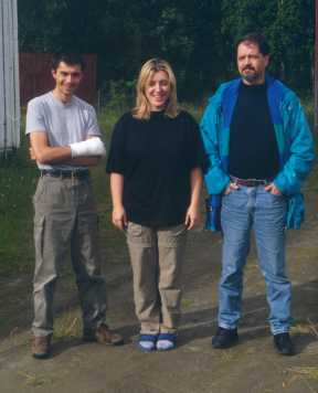 Andrea Cremonini, Simona Righini og Massimo Teodorani utenfor skolen