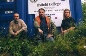 Flavio Gori, Massimo Teodorani og Simona Righini utenfor stasjonen